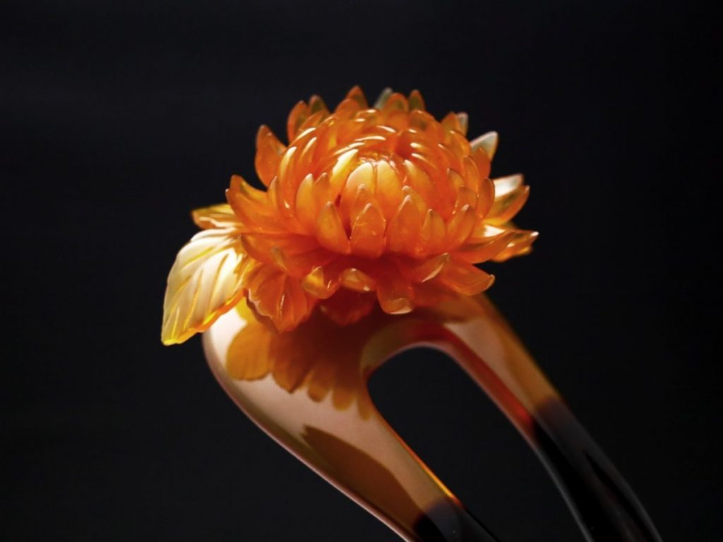 白鼈甲菊彫刻飾り付き簪2022｜日本の伝統工芸、鼈甲職人の技が光る逸品