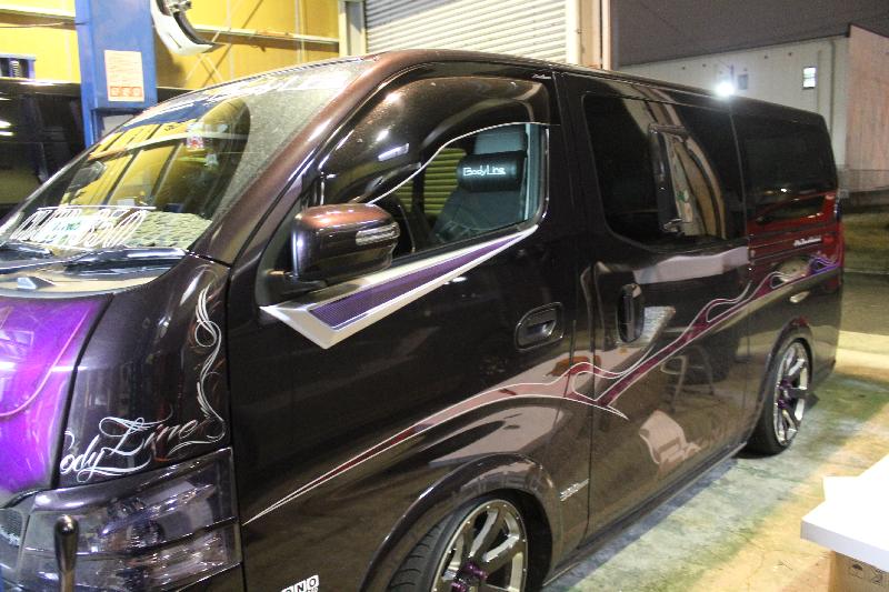 NV350キャラバン エクステリアドアアウターパネル（シルバー・カーボン