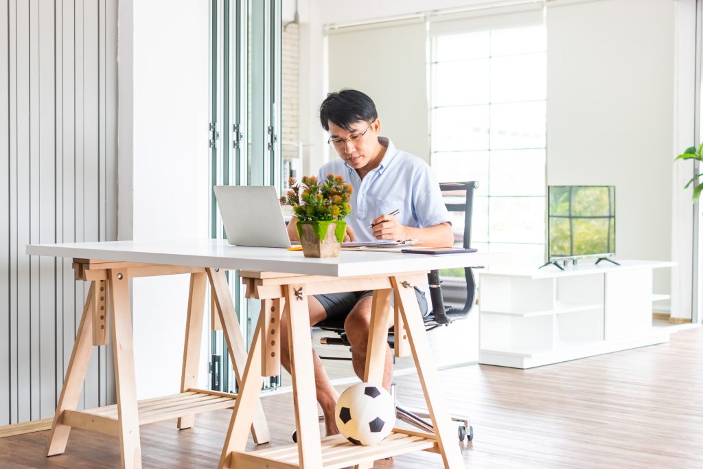 カリモクマイスターがオススメする、肘付きの回転式ダイニングチェア