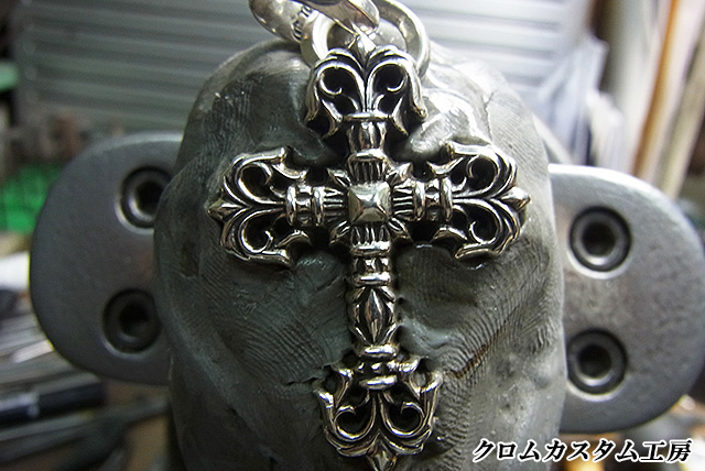 クロムハーツ フィリグリークロスペンダントXS with ベイル ダイヤ