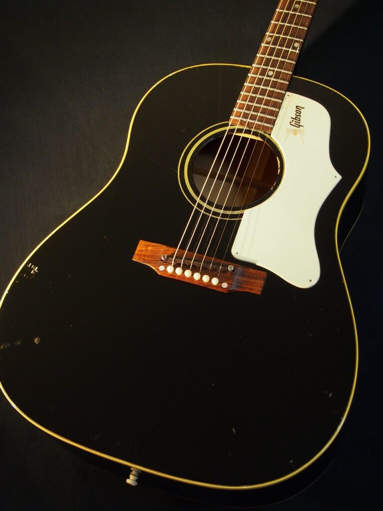 歌い手に愛されるGibsonアコースティックギター、J-45とHummingbirdの