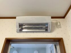 洗面所に壁掛け暖房を設置しました。涼風運転もできます！ ｜ 株式会社