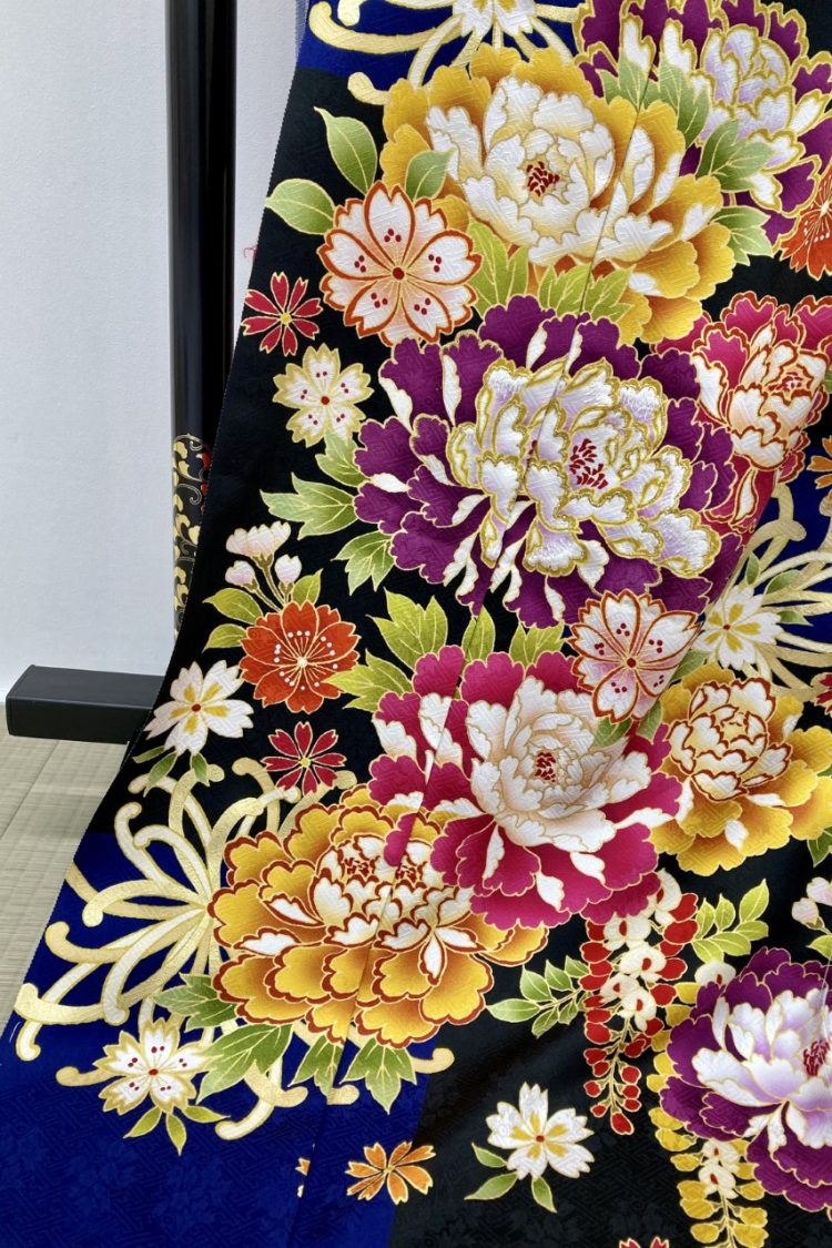 新品正絹産着（お祝着）最高級京友禅伝統多色染、豪華刺繍入り古典四季
