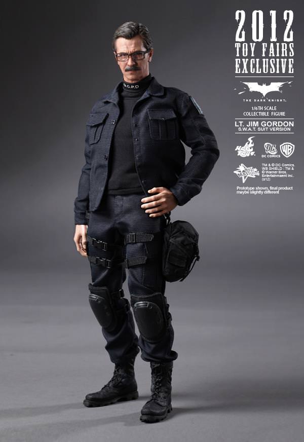 Hot Toys MMS 182 TDK – Lt. Jim Gordon (S.W.A.T. Version) – Hot