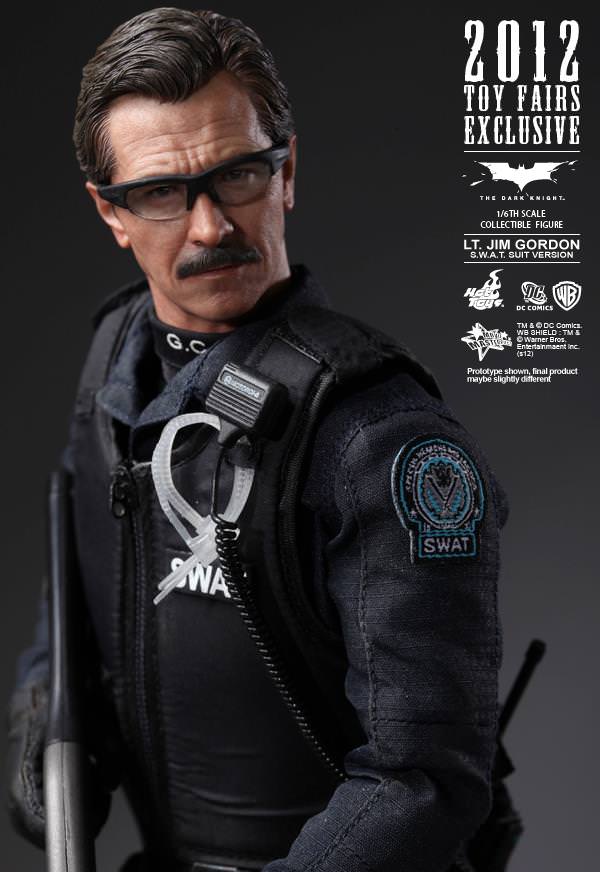 Hot Toys MMS 182 TDK – Lt. Jim Gordon (S.W.A.T. Version) – Hot