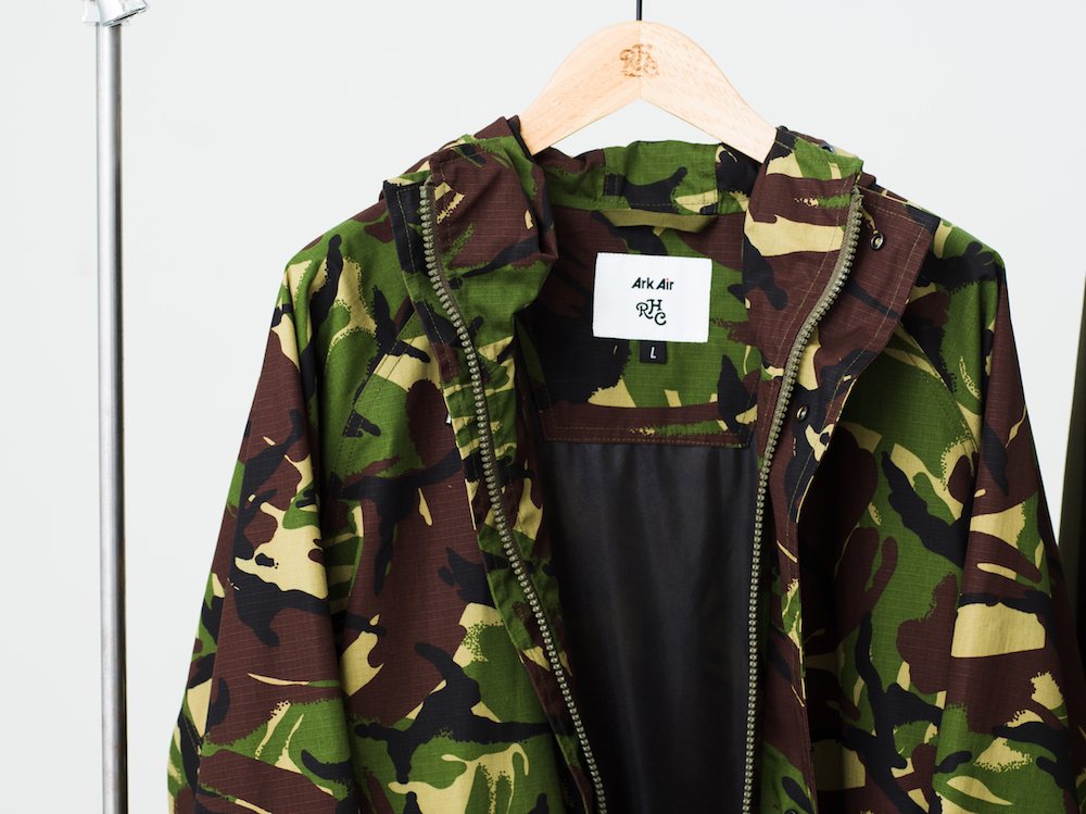 シーンもスタイルも不問。アークエアーとRHCによるモッズパーカは