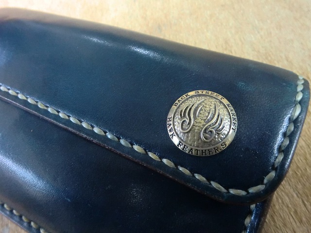 半年使用した手染め青のトラッカーウォレット | 革工房ホークフェザーズ