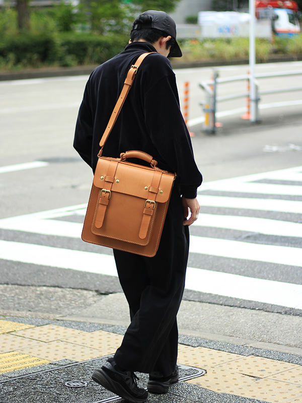 ハードレザーで質実剛健に仕上げた2wayショルダーバッグ / 革鞄のHERZ