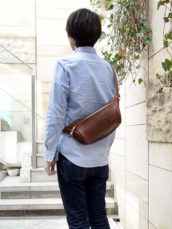 メンズ・レディース問わず人気の横型レザーボディバッグ / 革鞄のHERZ