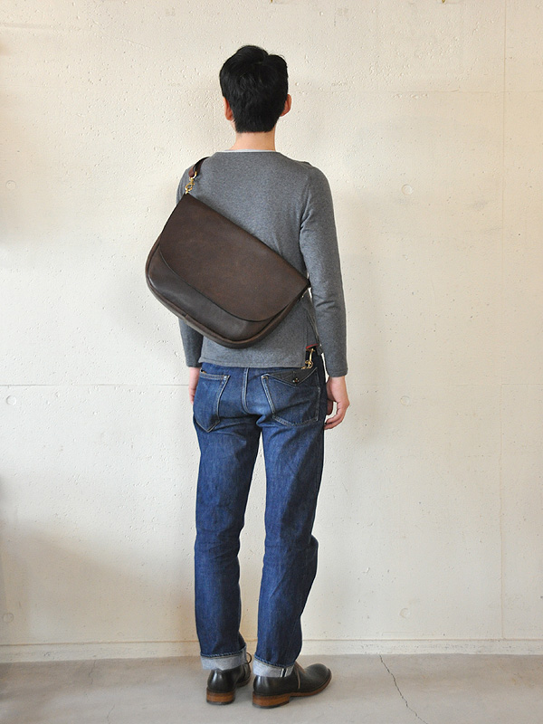 イタリア革の質感を楽しめる丸いかぶせのショルダーバッグ / 革鞄の