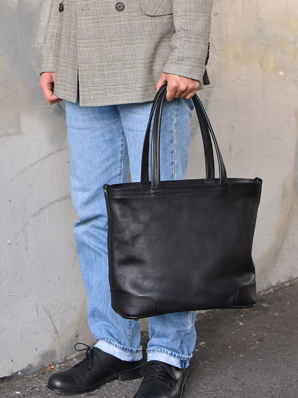 柔らかい革で肩掛けでも馴染むA4ファイル対応ファスナートート / 革鞄