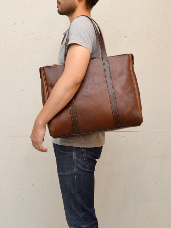 ファスナーで大きく開くスクエアフォルムの肩掛けトートバッグ / 革鞄