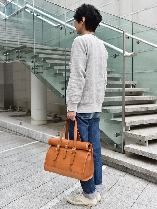 ビジネスにもカジュアルにも使えるロールトップトートバッグ / 革鞄の