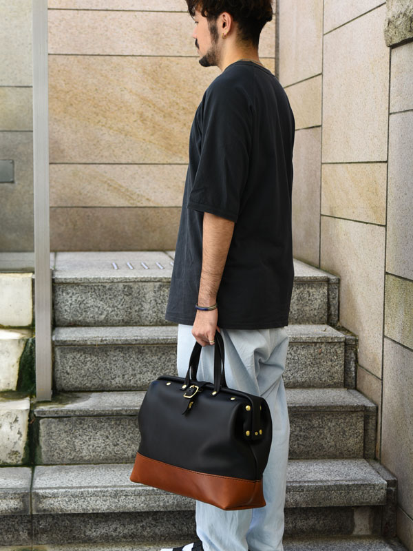 昔の映画に出てきそうなクラシックな総革口枠ボストンバッグ / 革鞄の