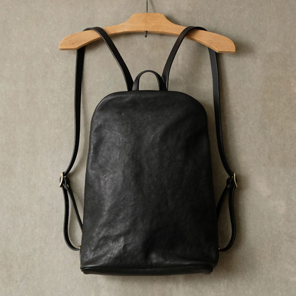 プレーンな表情のユーフラテ革のリュックサック / 革鞄のHERZ(ヘルツ