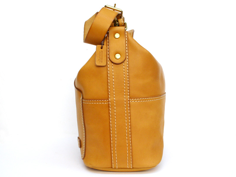 ハードレザーで豪快に作り上げた有機的なショルダーボストン / 革鞄の