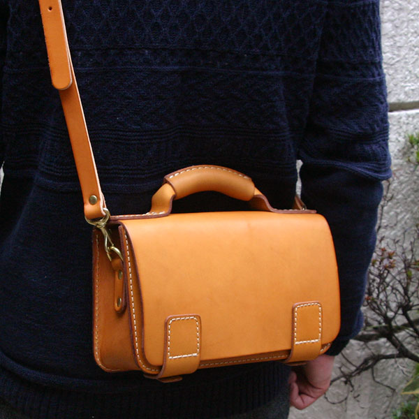 厚革で重厚感のある総かぶせの2wayミニバッグ / 革鞄のHERZ(ヘルツ