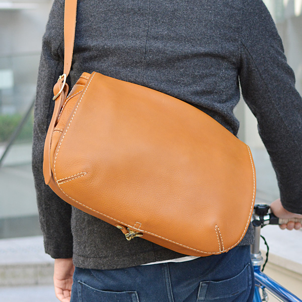 ありそうでない本革総かぶせのメッセンジャーバッグ / 革鞄のHERZ