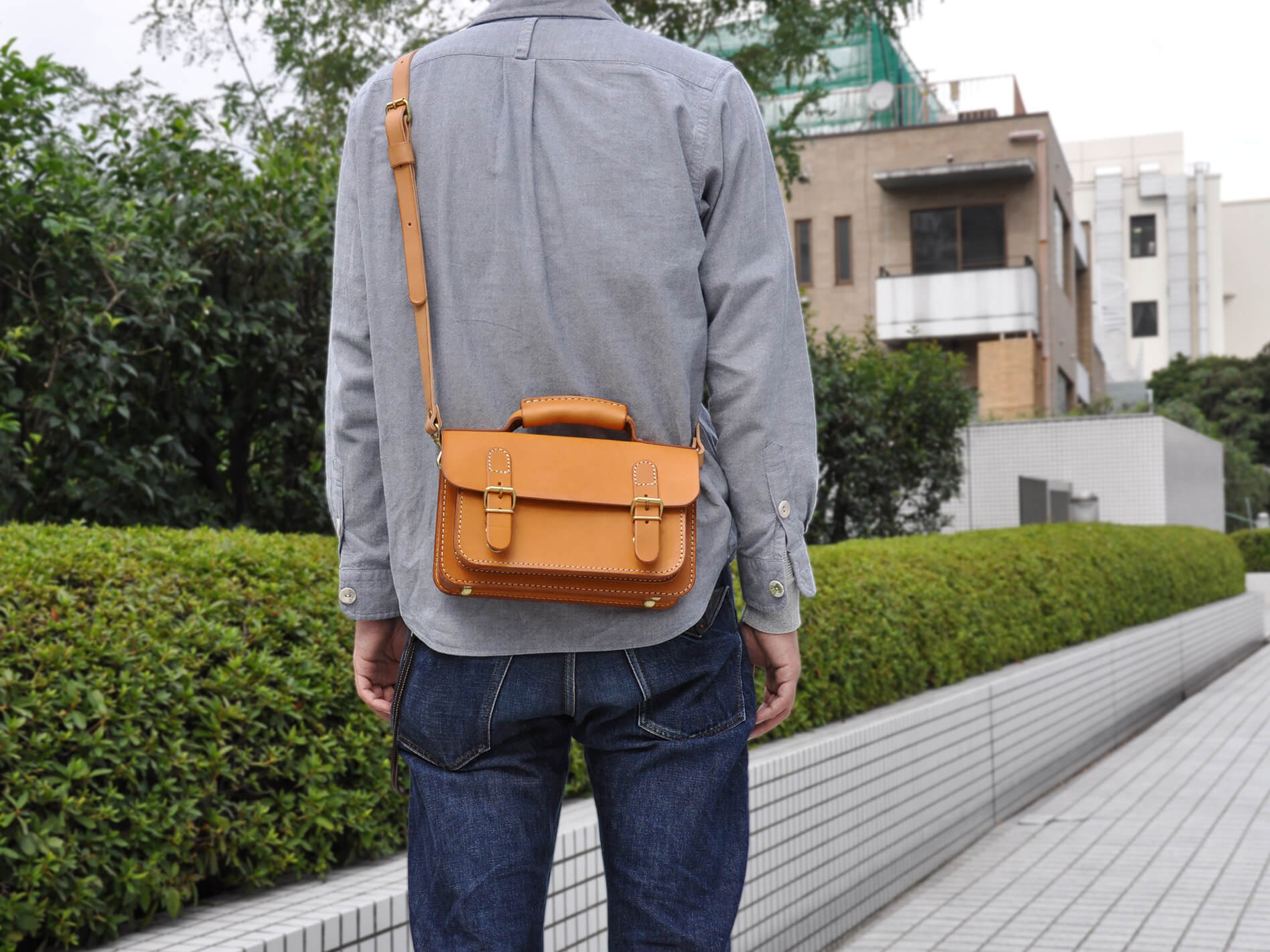 メンズレディース問わずで使える本革の2wayミニバッグ / 革鞄のHERZ