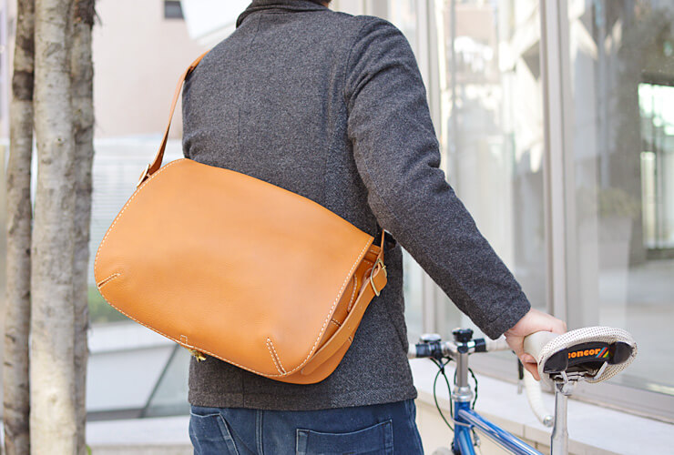ありそうでない本革総かぶせのメッセンジャーバッグ / 革鞄のHERZ
