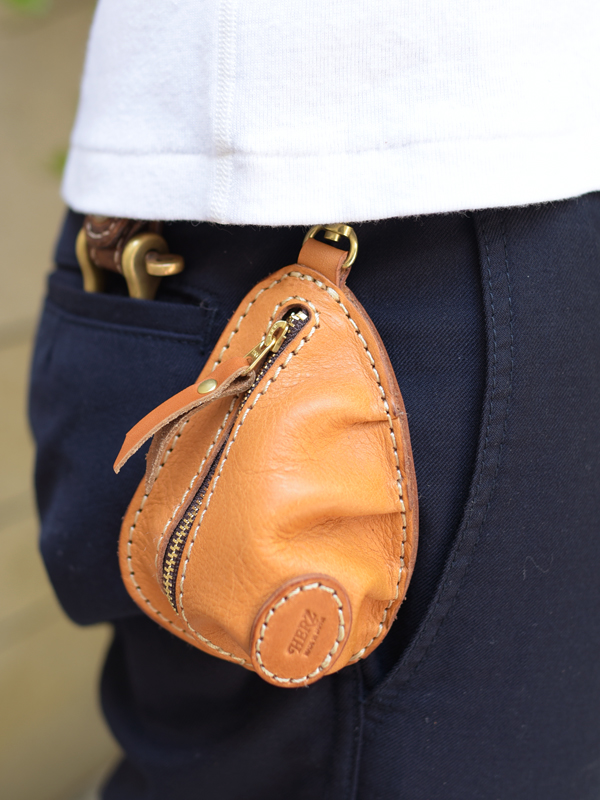 ギャザーを寄せた立体フォルムの餃子型小銭入れ / 革鞄のHERZ(ヘルツ