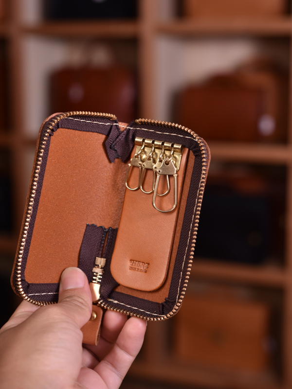 鍵が飛び出さない4連式のラウンドファスナーキーケース / 革鞄のHERZ