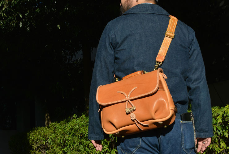 豪快な革鞄を思わせるワイルドメッセンジャーバッグ / 革鞄のHERZ