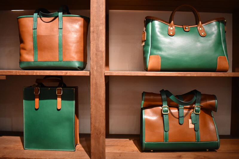 冬の限定色「ボトルグリーン」in 博多店｜革鞄・革小物のHERZ公式通販