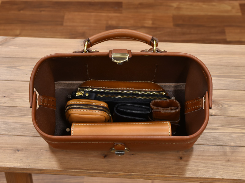 ミニドクターバッグ(CW-106)の収納を調べてみました！｜革鞄・革小物の