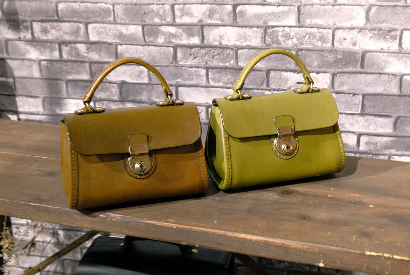 革色グリーンのレザーエイジングギャラリー｜革鞄・革小物のHERZ公式通販