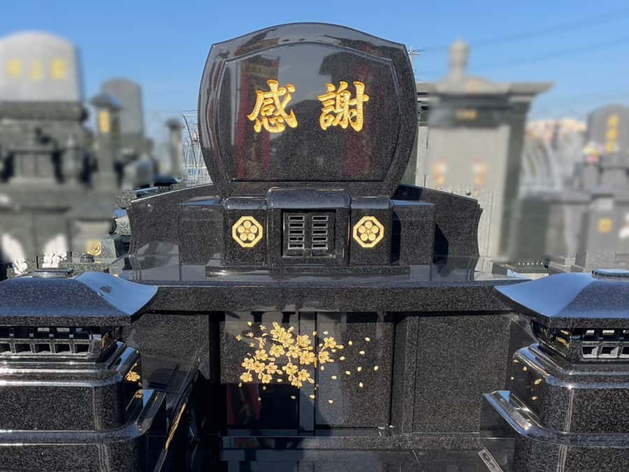 金色の桜の枝が美しい、インド産ケントの洋型墓石。八代市高島霊園自由