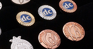 記念品には社章バッジが良い理由やおすすめの商品をご紹介