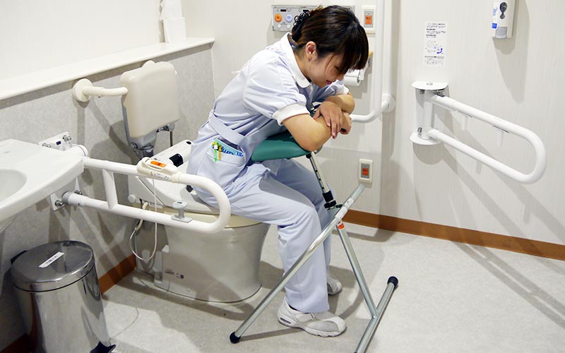 最適な座位姿勢を保つことができる姿勢補助手すり「楽助さん」