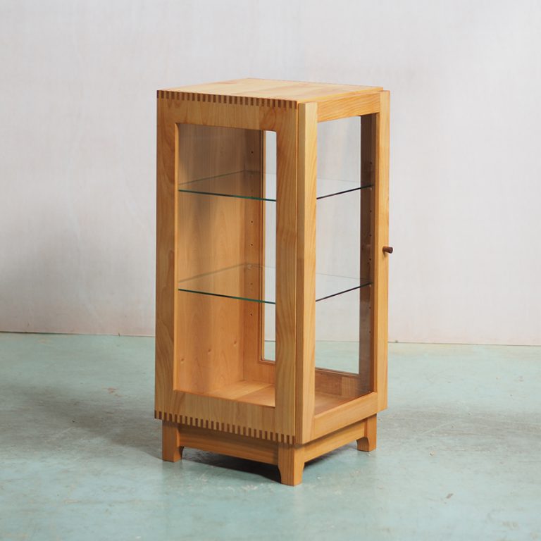 三面ガラスのキュリオケース｜ikususu FURNITURE｜無垢材家具