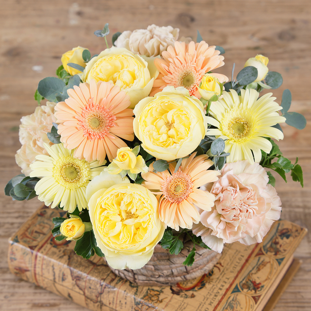 フラワーアレンジメント（イエロー系カラー）: リビング・ホビー