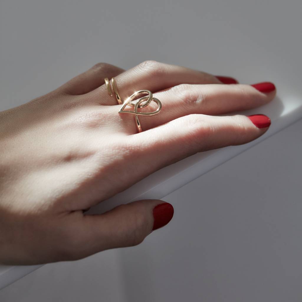 ホアキン・ベラオがバレンタインに贈る大人のハートジュエリー