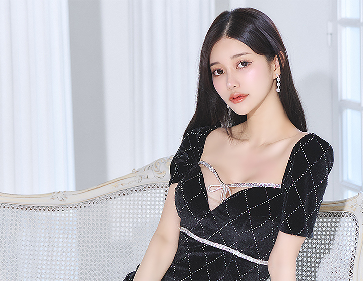 ベルベットピンクドレス/リボン/ビジュー/谷間見せ/背中隠し/ミニ