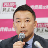 第49回衆院選が公示され車から支持を訴える、れいわ新…：山本太郎氏