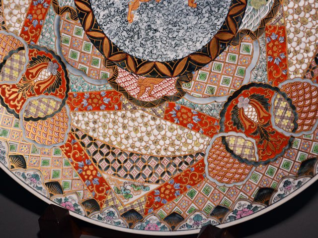 献上手古伊万里焼】飾絵皿（特大）染錦本金獅子繚乱地紋