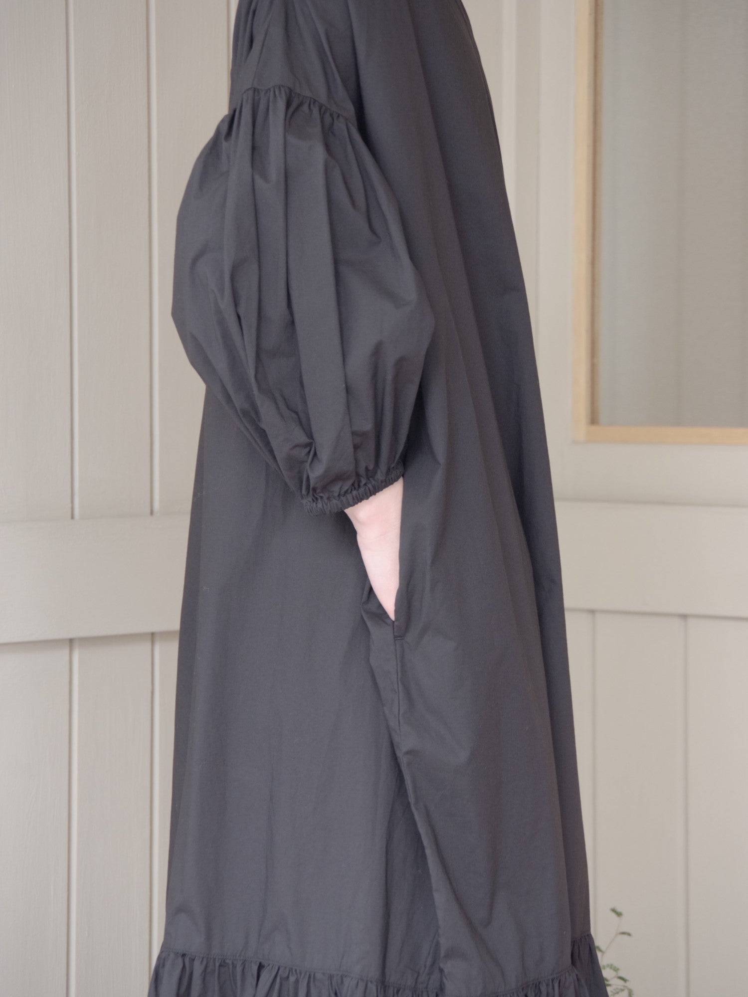 ナチュラルタイプライターVネックギャザーワンピース | UNIVERSAL