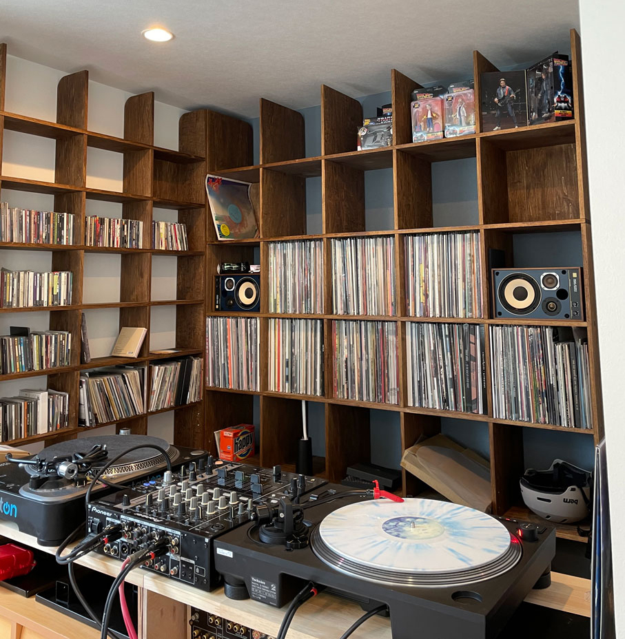 おしゃれ本棚をDIY塗装でアンティーク風に！OSAMARUで選べる壁面収納と