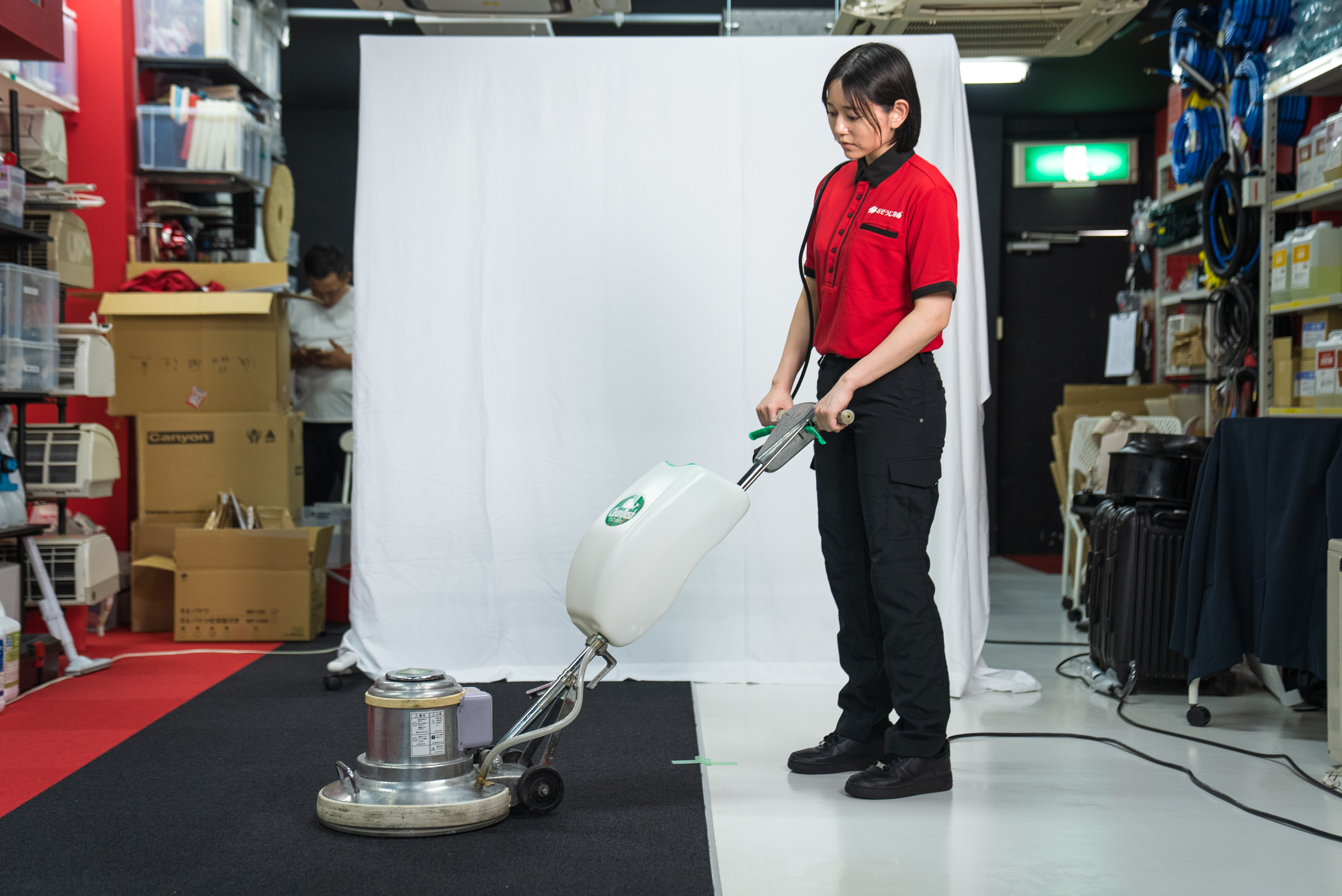 ポリッシャーの操作のコツと効率の良い床掃除のやり方を解説