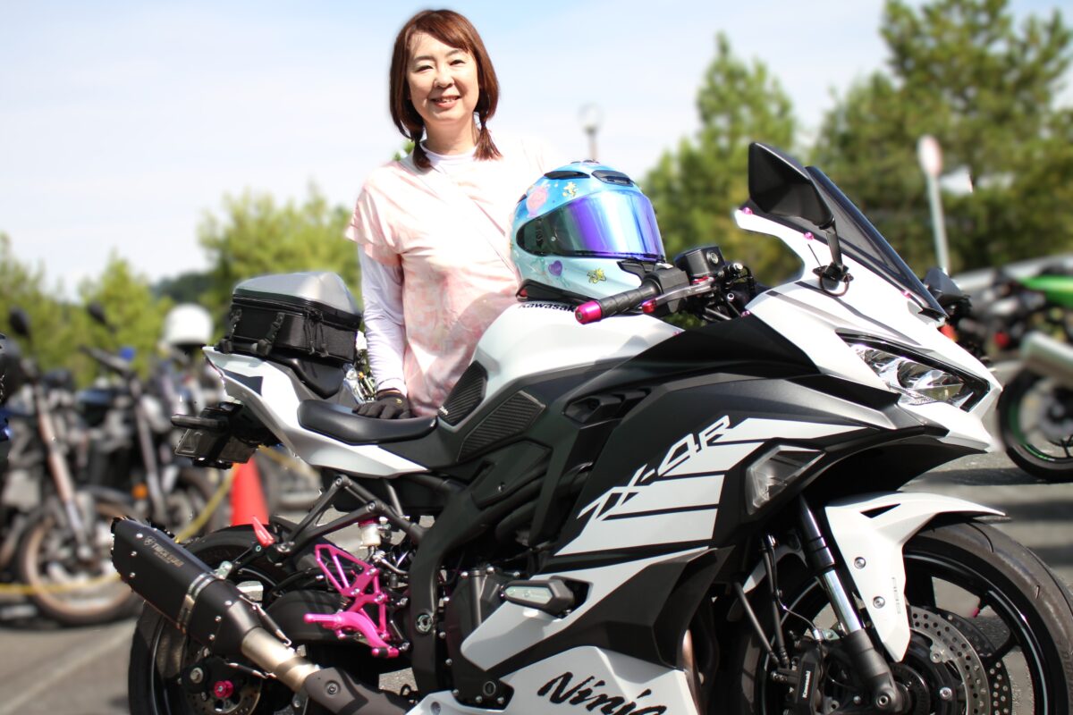 ホワイトの車体+ピンクの差し色で個性的にカスタム ZX-4R【みんなの