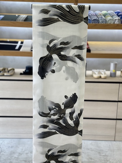 誉田屋源兵衛 綿麻ゆかた 反物 金魚 白/黒ゴールド 誉田屋ゆかた 福岡