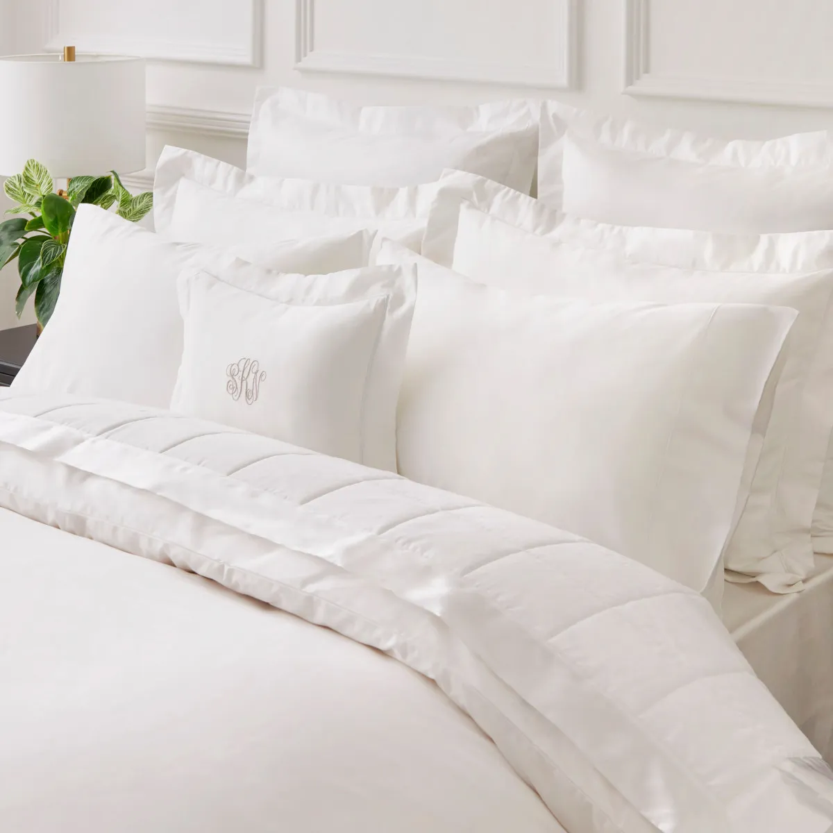 白のボックスシーツでまるでホテルのような寝室に＞ 公式：ホテル