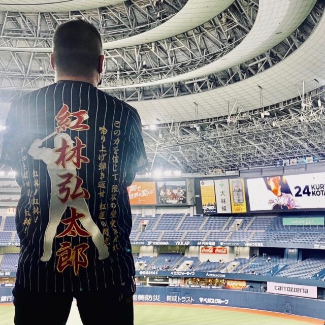オリックスバファローズの勝紺サードユニホームへ紅林弘太郎選手の刺繍