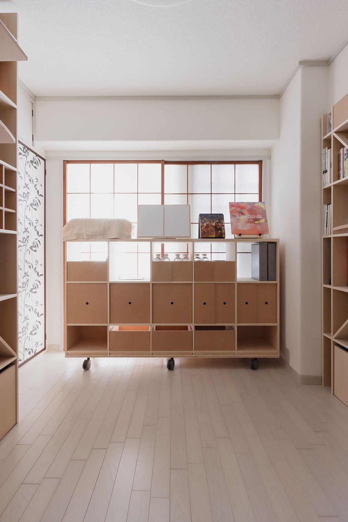 和モダンの静かな書斎 – Shelf 壁一面の本棚 奥行350mm / ロータイプ