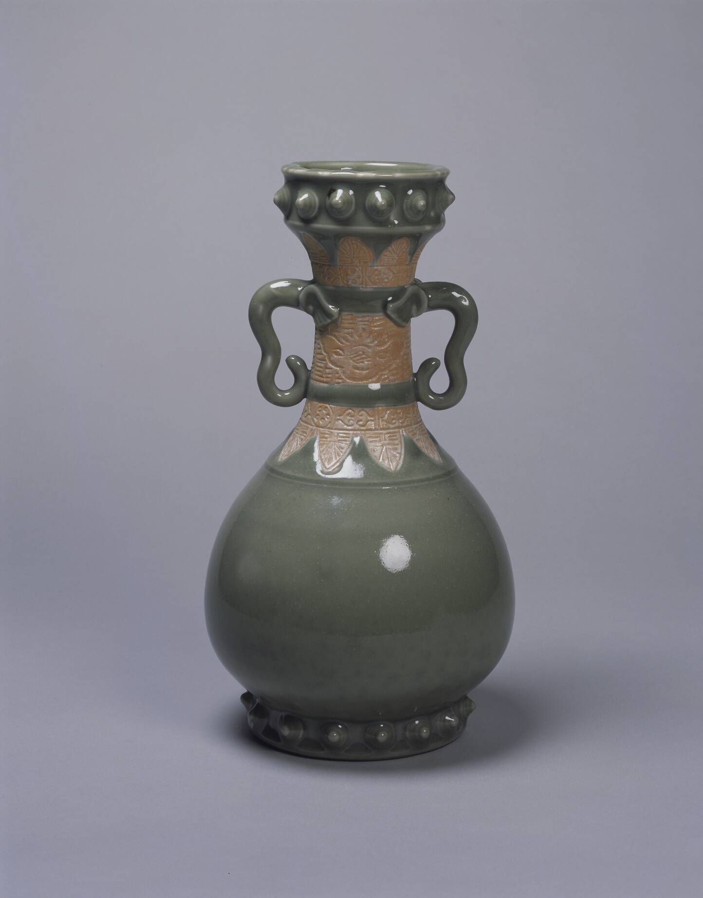 青磁古銅写象耳花入 – 兵庫陶芸美術館 収蔵品データベース