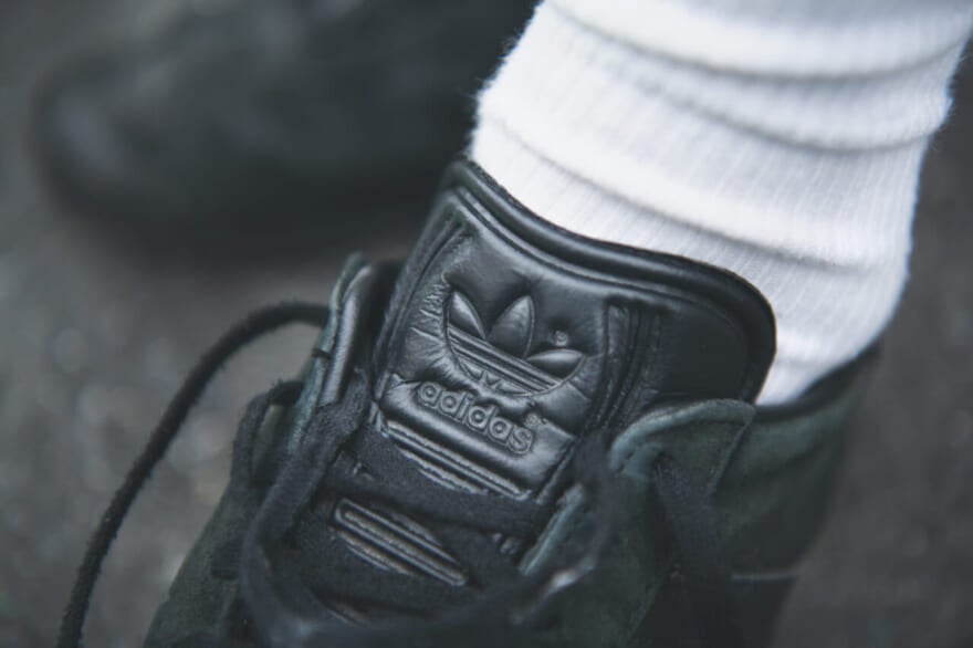 頼れる黒スニは「アディダス」の“ガゼル トリプル ブラック”に限る
