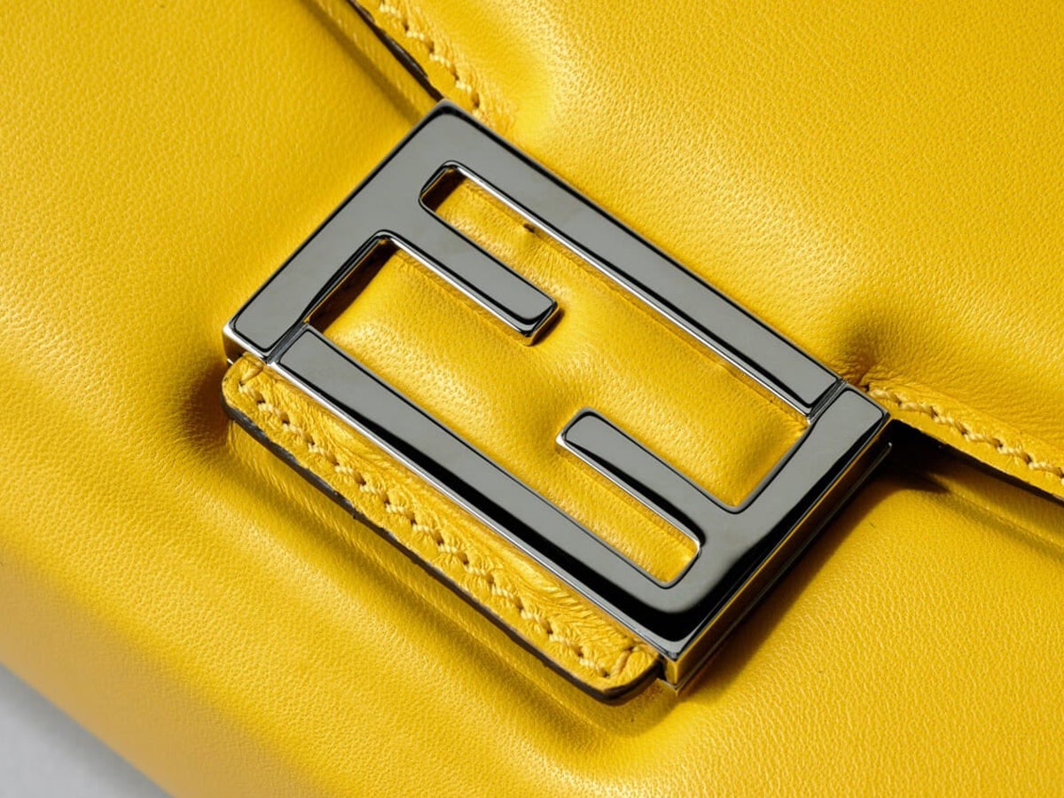 フェンディ」のアイコンバッグ“バゲット ソフト トランク” に鮮やかな